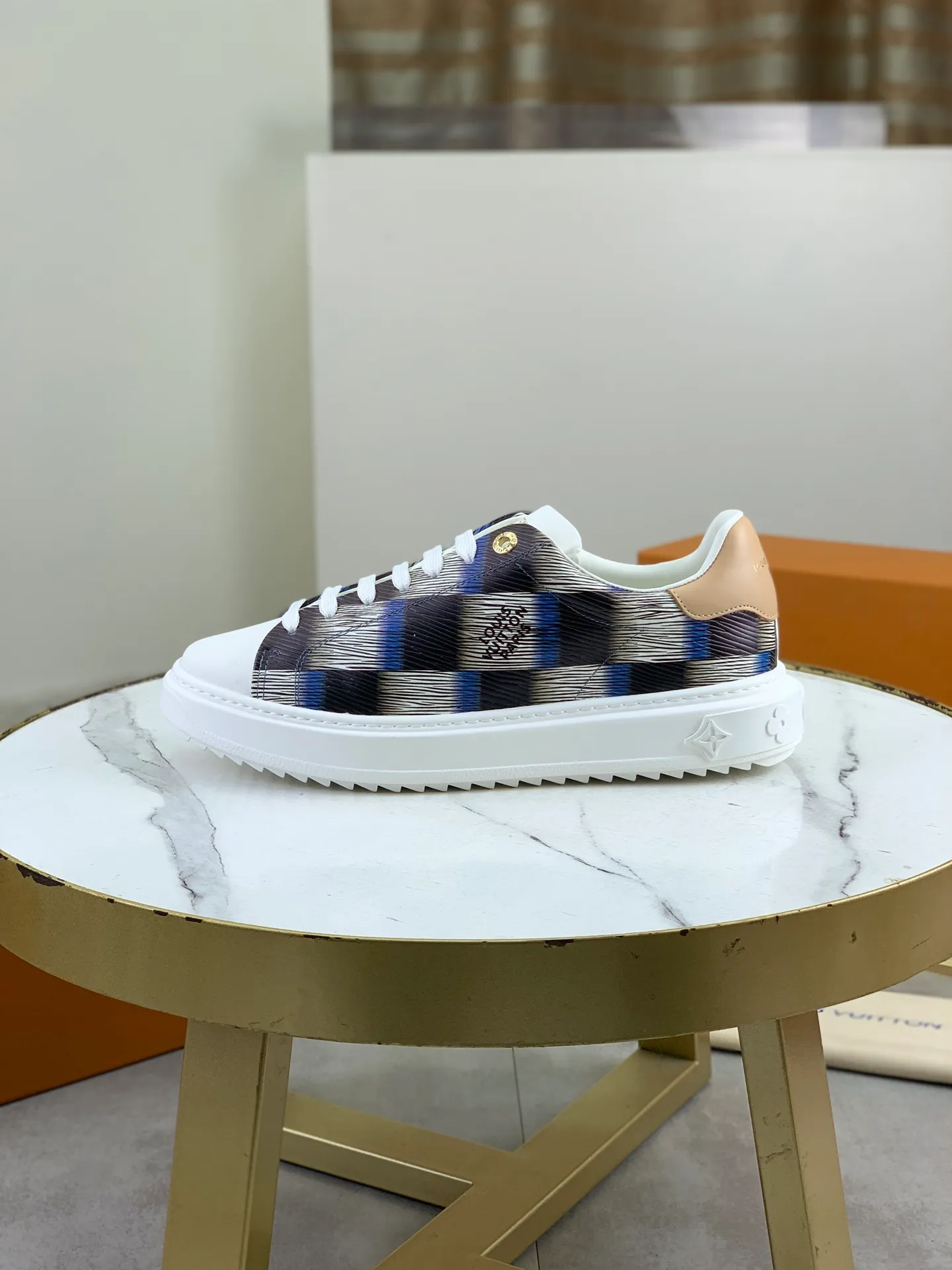 Factory price P700 💶 Top version [LOUIS VUITTON] Couple 🧑‍🤝‍🧑 Craftsman style Counter series (original order) New style 🍀LV Louis Vuitton - top version LV classic high-top trendy shoes! Made of imported original craft calfskin, original breathable lining, and original wear-resistant, lightweight, high-end TPU outsole! High quality products! 3️⃣ colors available, code numbers: female 35-39, male 39-44 (female 40, male 45 46 customized)